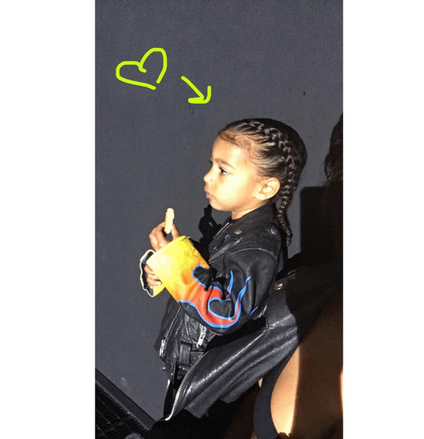 North West staunt beim Besuch im Museum von Los Angeles mit Mama und Papa nicht schlecht.