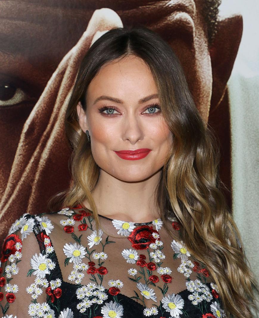 Olivia Wilde, 32, setzt ihren mittleren Teint und ihre dunklen Haare mit Blush perfekt in Szene.