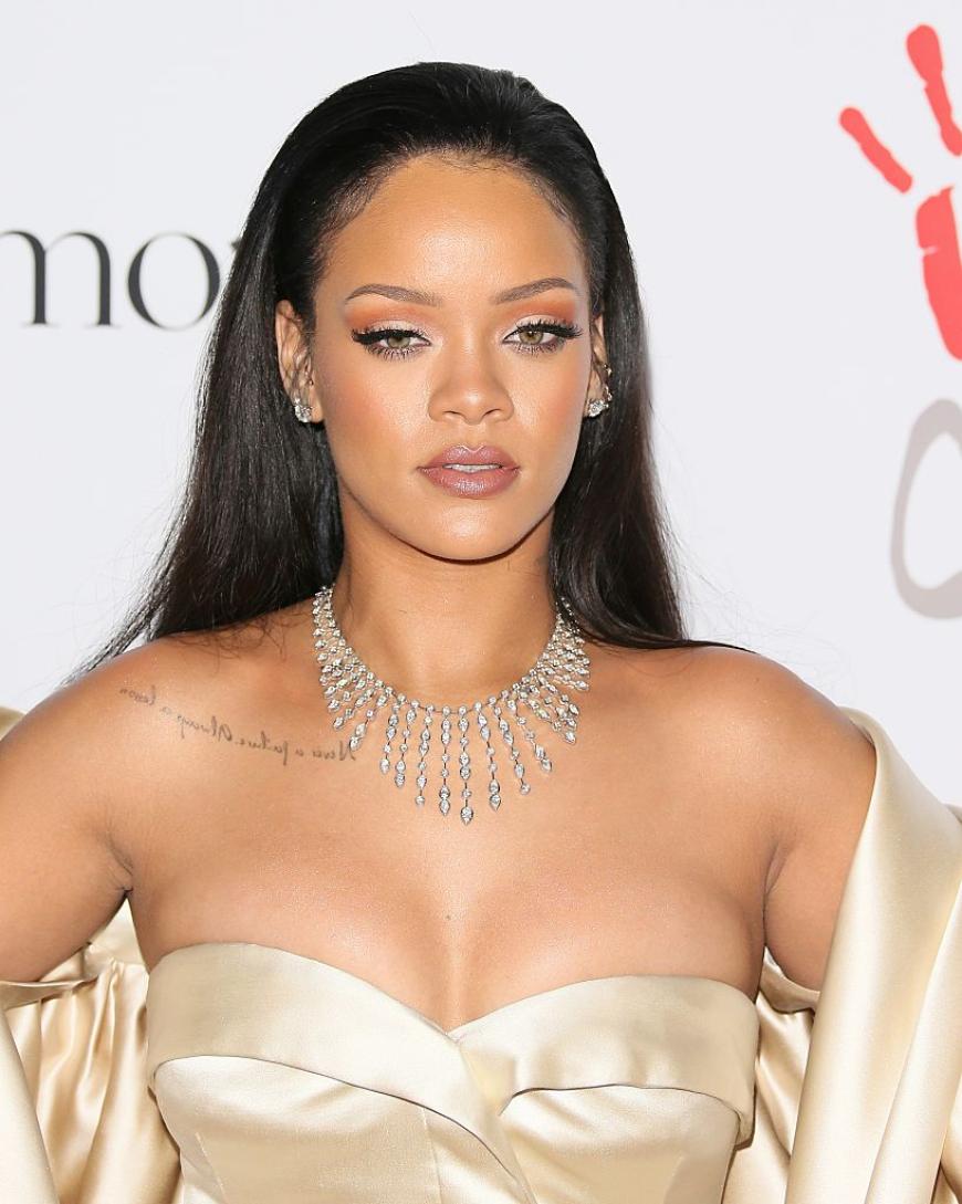 Dunkler Teint und dunkle Haare: Rihanna, 28