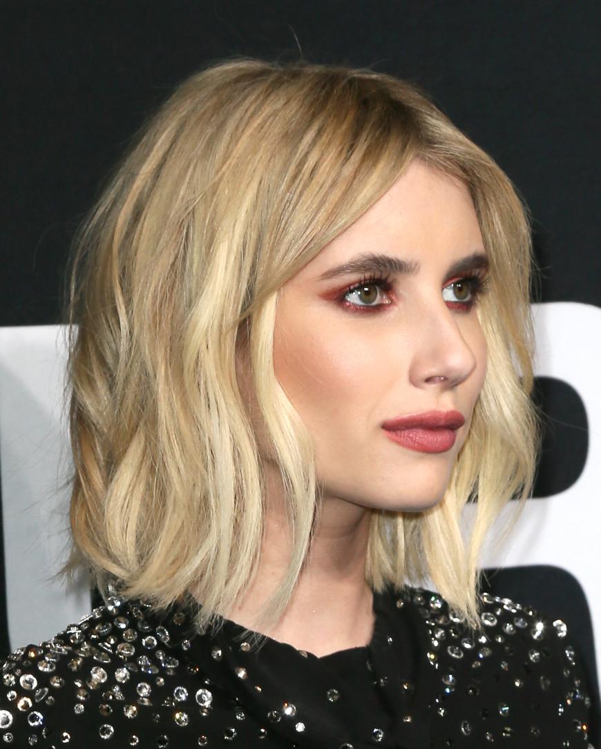 Hellrot zu heller Haut und Haar – top für Emma Roberts.