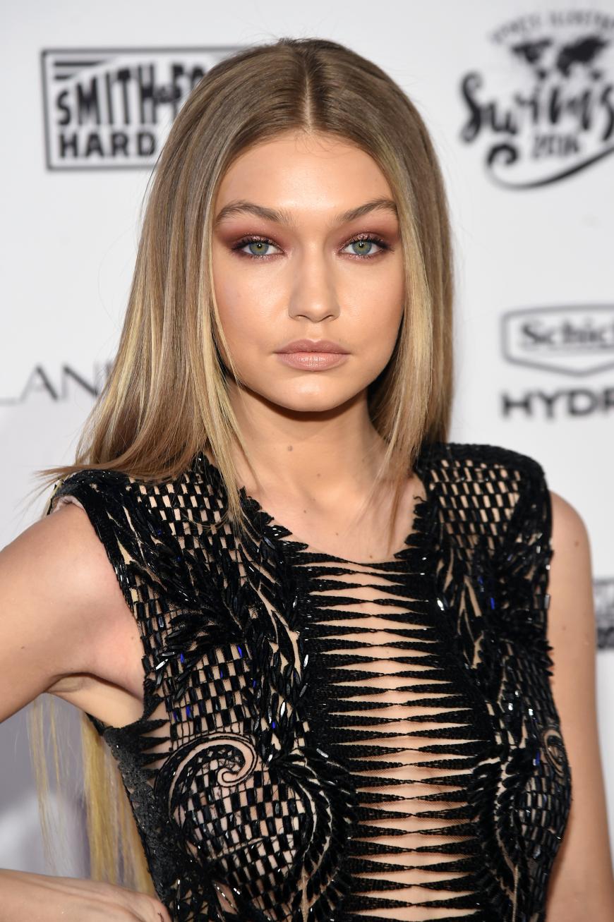 Rot lässt die grünen Augen von Gigi Hadid strahlen.
