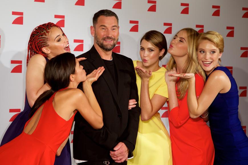 Lara, Luana, Juror Michael Michalsky, Laura Franziska, Laura B. und Kim (v.l.)