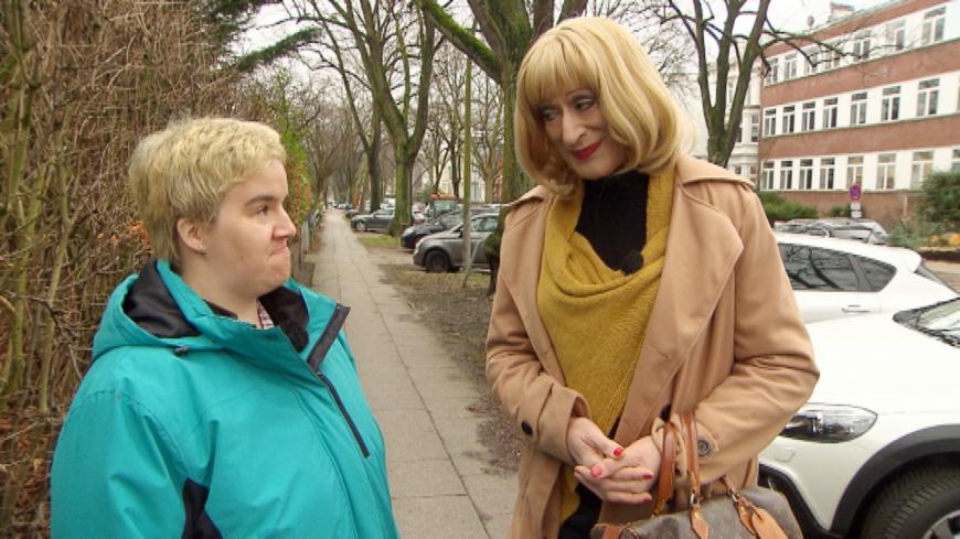 Die Travestiekünstlerin soll Beate auf die Männerwelt vorbereiten