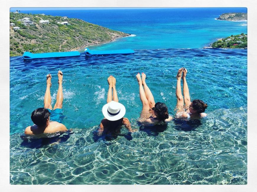 Eine schönere Aussicht kann man sich wohl kaum vorstellen ... Bella Hadid hängt mit ihrer Clique im Pool ab.
