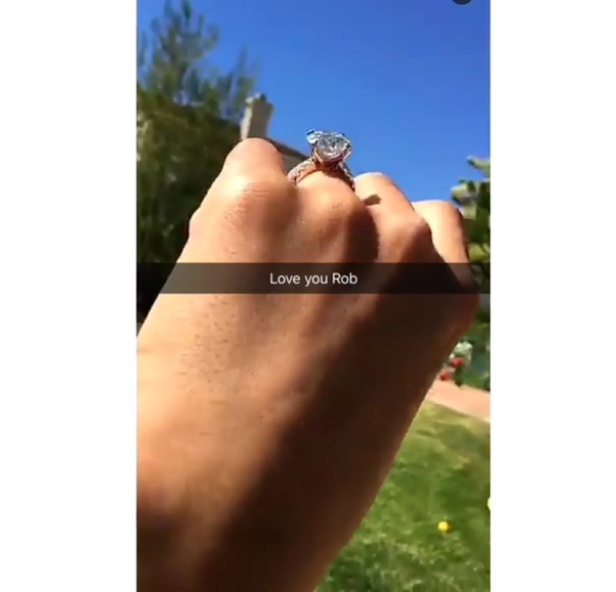 Blac Chyna präsentiert ihren ducken Verlobungsring auf Snapchat.