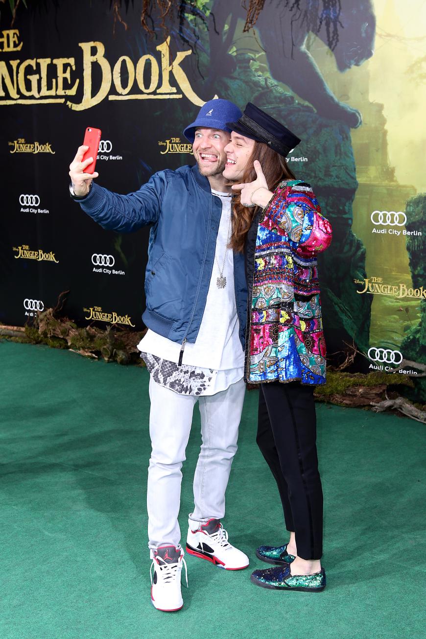 Kriegt von Selfies nicht genug: Culcha Candela-Sänger Mateo Jaschik mit Blogger Riccardo Simonetti