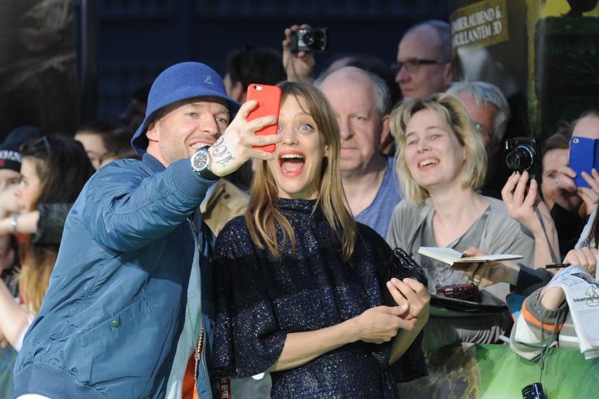 Später war Heike dann zum Spaßen aufgelegt. Hier mit Mateo Jaschik beim Selfie-knipsen.