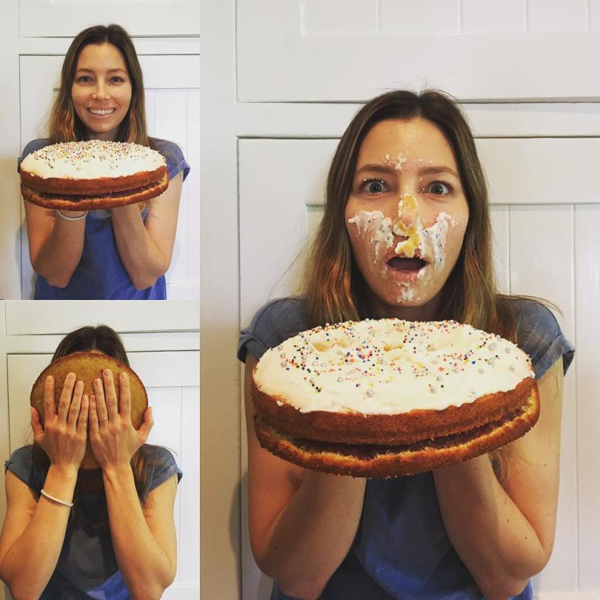 Eine Million Follower auf Instagram? Das muss gefeiert werden, dachte sich Jessica Biel und feiert den Meilenstein mit einer selbstgebackenen Sahnetorte, die sie sich einfach mal prompt ins Gesicht wirft.