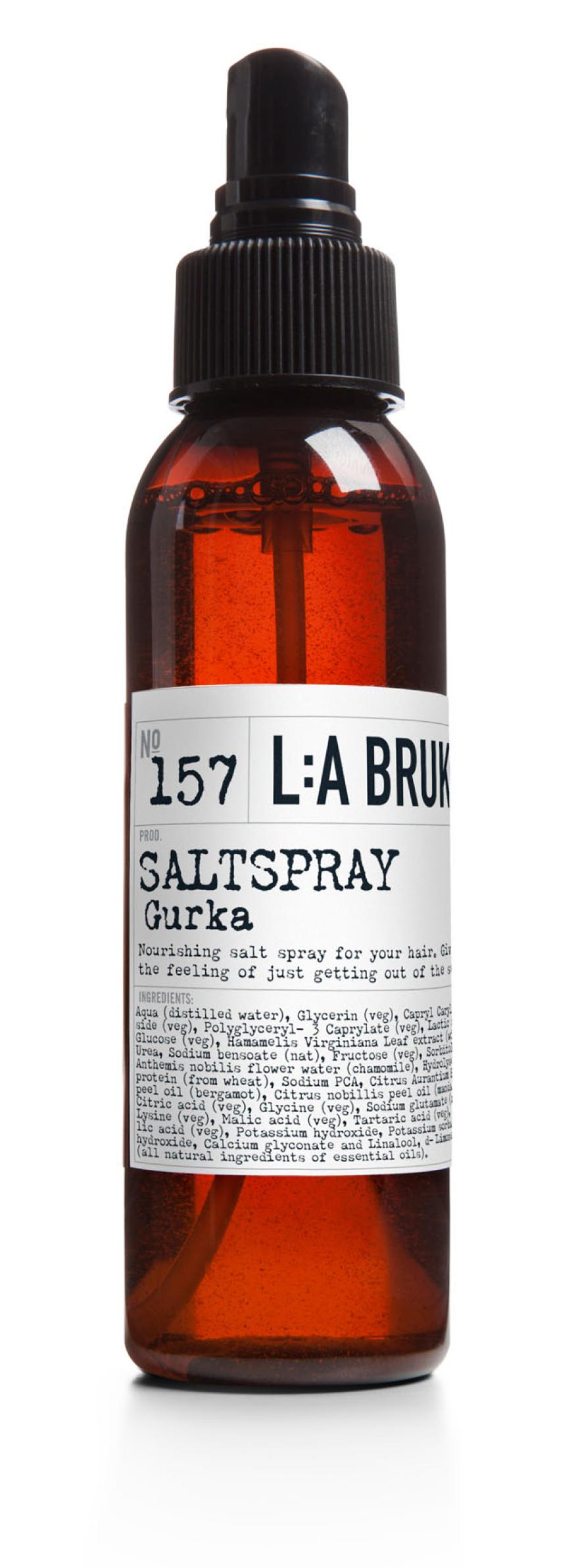 Statt Anti-Frizz- Spray: „No 157 Saltspray“ von L:A Bruket, mit Gurkenextrakt, sorgt für Beach-Hair, ca. 21 Euro, niche-beauty.com