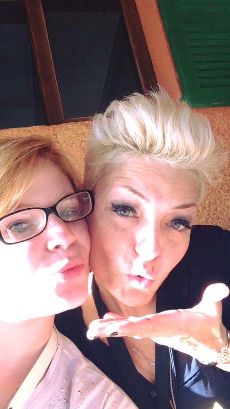 Küsschen! Jens' Ex Sarah Liesenhoff versteht sich super mit Designer Cindy Morawetz. 