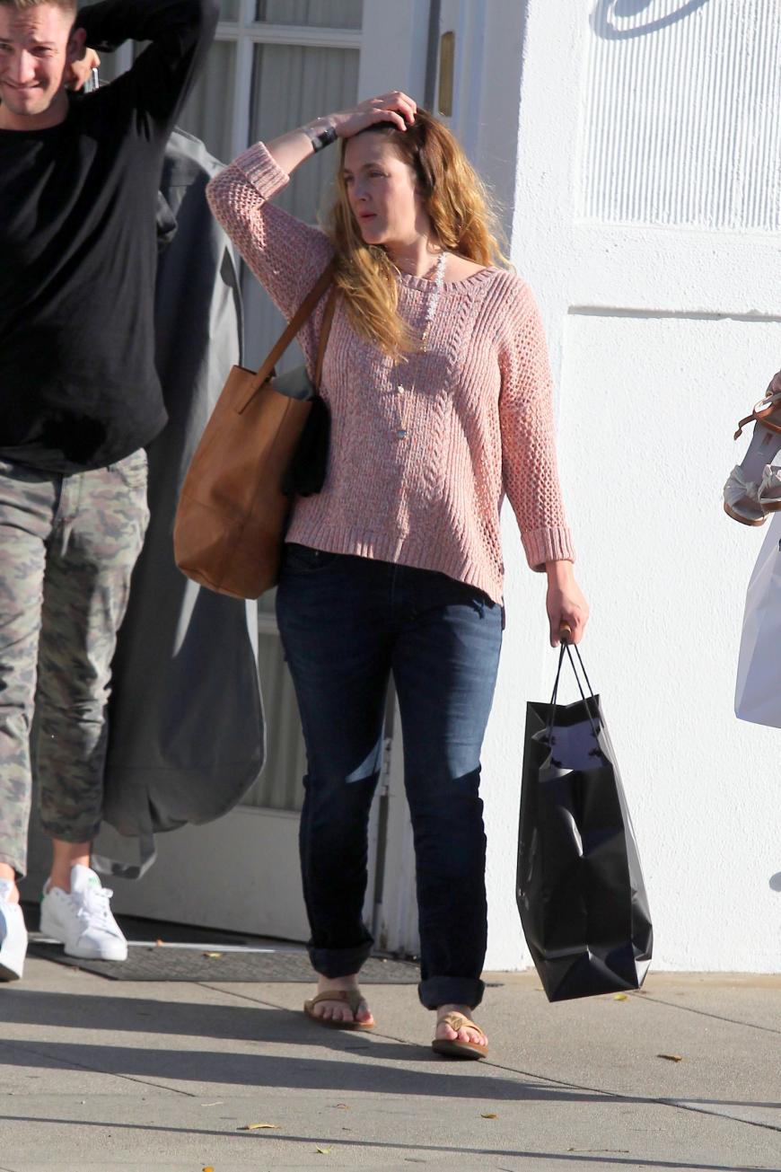 Hat Drew Barrymore nur ein bisschen zugelegt? Die Schauspielerin wurde jetzt mit verdächtiger (Baby-)Kugel gesichtet.