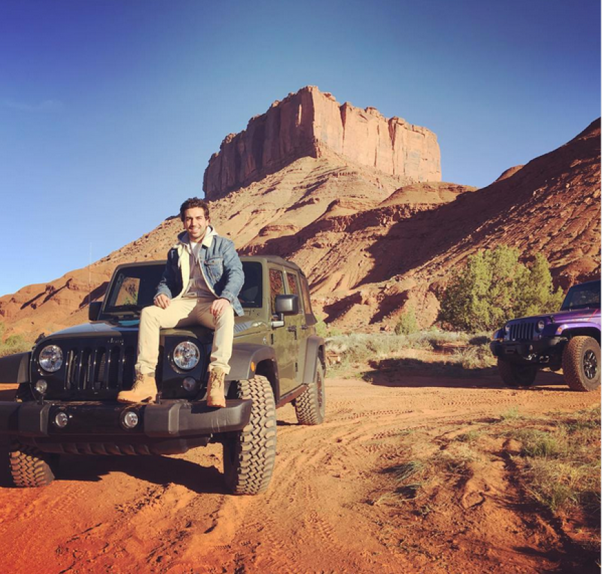 Elyas M'Barek entspannt in Utah, aber ein bisschen Action muss für den Schauspieler offenbar auch sein.