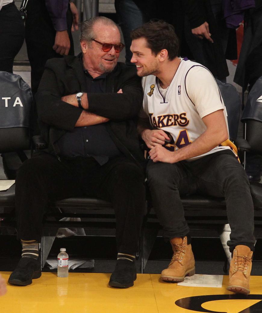 Jack Nicholson und sein Sohn Raymond genießen einen Männerabend beim Basketballspiel in Los Angeles. Das breite Lachen hat der Promispross unverkennbar von seinem berühmten Vater geerbt.
