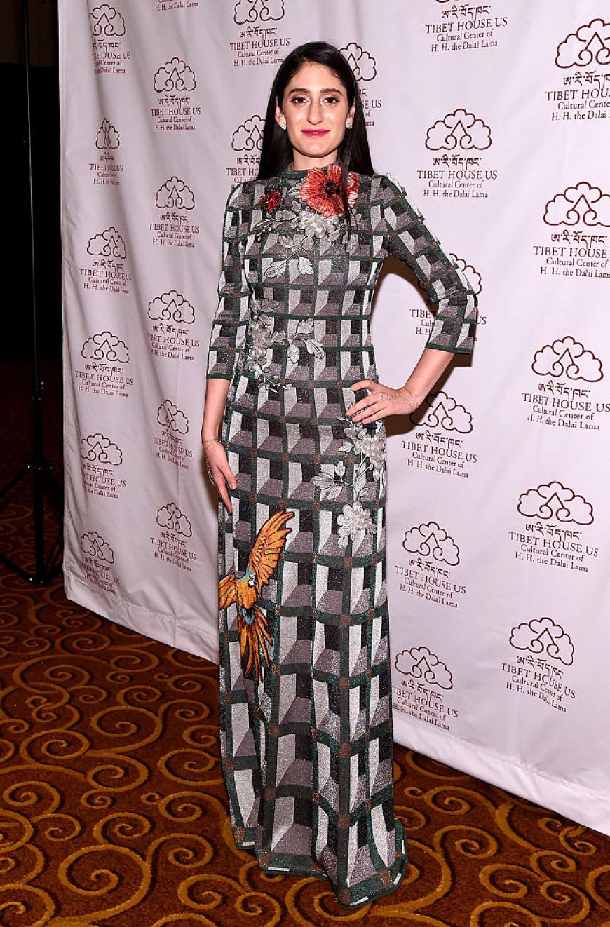 Designerin Arden Wohl in einem karierten Muster-Maxikleid, das auch folgener Hollywoodstar schon getragen hat.