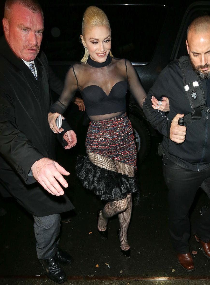 Es handelt sich hierbei um einen ziemlich gewagten Look von Gwen Stefani auf dem Weg zur