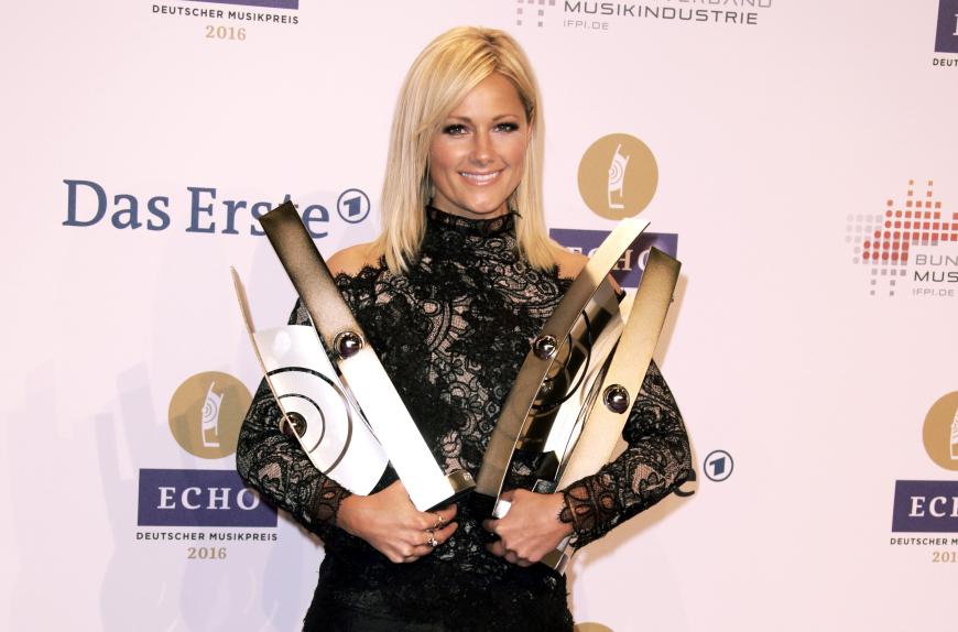 Helene Fischer konnte mehr Trophäen mit nach Hause nehmen, als sie Arme hat. Die Schlagersängerin gewann 2016 insgesamt vier Echos für ihre beiden Alben
