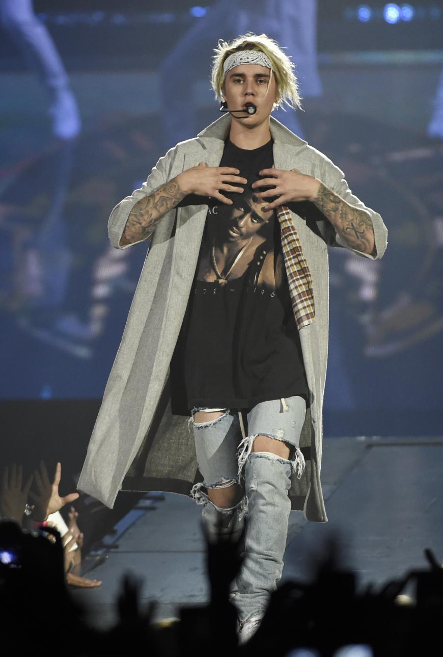 Ups! Justin Bieber rutschte während seiner Performance aus.