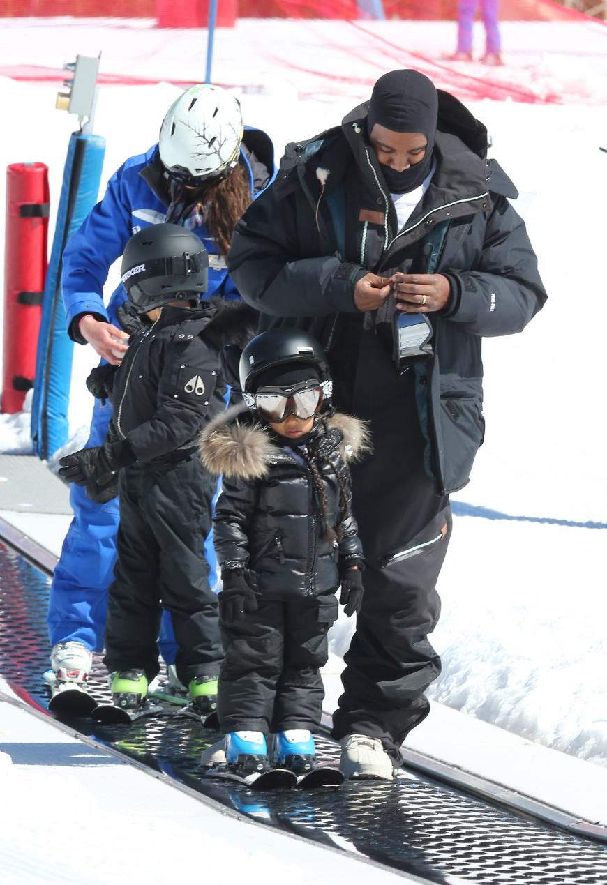Papa Kanye wagt sich noch eine Runde auf Skier.