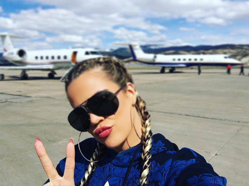 Wie reist man als Kardashian in den Skiurlaub? Natürlich mit dem Privat-Jet...