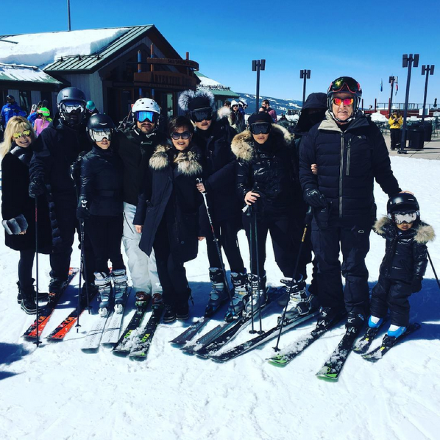 Erstmal ein Gruppenbild mit jeder Menge High Class Skiausrüstung und Pelz...