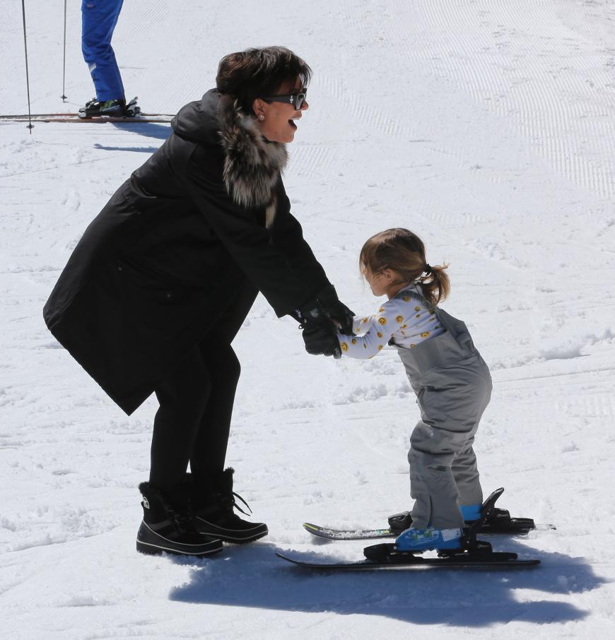 Oma Kris wagt sich auch nicht auf Skier, spielt lieber ein bisschen mit Enkelin Penelope.