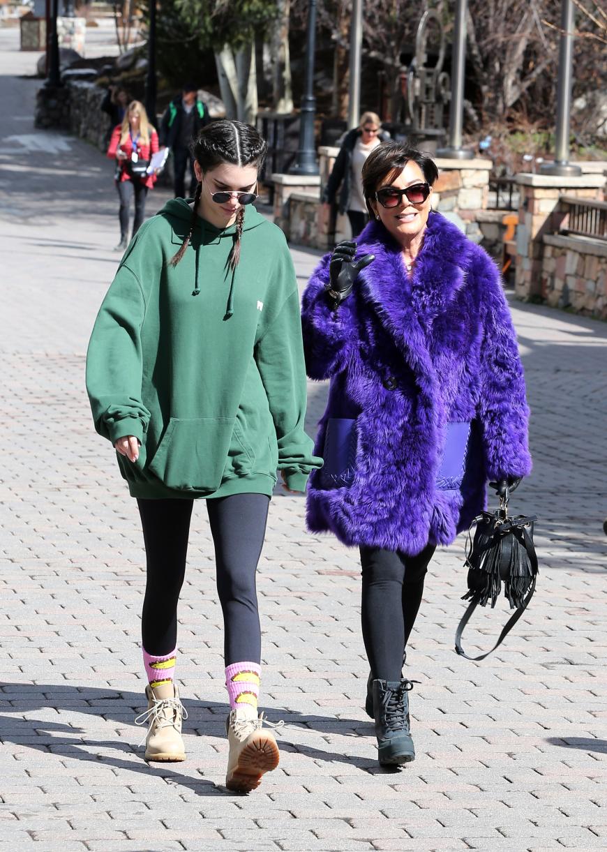 Nach dem Skispaß ist vor dem Shoppen. Was hier nach locker-lässiger Gammelmode aussieht, ist alles andere als das. Kendalls grüner Hoodie ist das It-Piece schlechthin, von Vetements, Kostenpunkt ca. 500 Euro!!