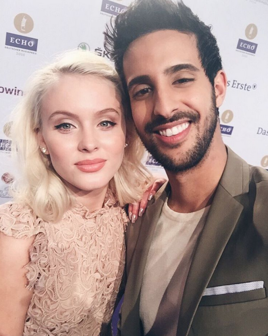 Cheese! YouTube-Star Sami Slimani posiert mit Sängerin Zara Larsson für ein Selfie.