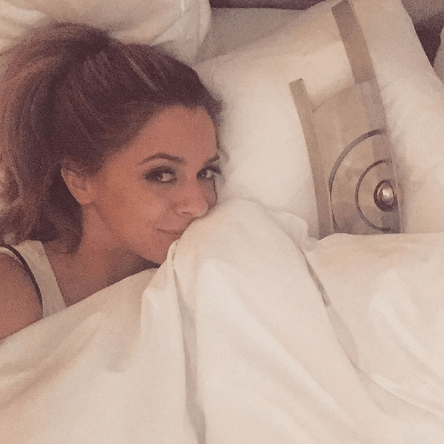 Sängerin Vanessa Mai kuschelt mit ihrem Echo im Bett und schreibt überwältigt: