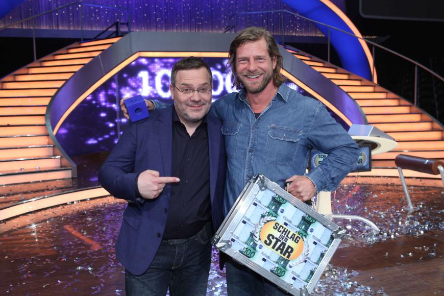 Verdienter Gewinner: Elton mit Henning Baum.