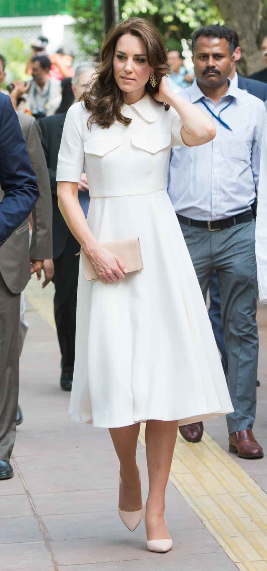In einem hochgeschlossenen Kleid in zartem Creme von Designerin Emilia Wickstead erschien Kate in Neu Delhi. Umgerechnet 2100 Euro kostet das Dress der hübschen Stilikone.