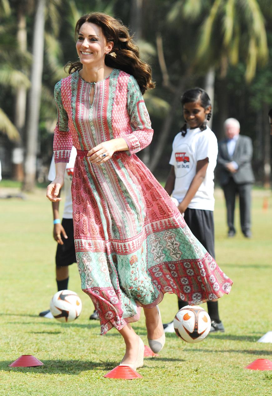Die Duchess in Aktion! Auch beim Cricket spielen im indischen Mumbai macht die Herzogin eine top Figur in einem bunt gemusterten Dress der indischen Designerin Anita Dongre.