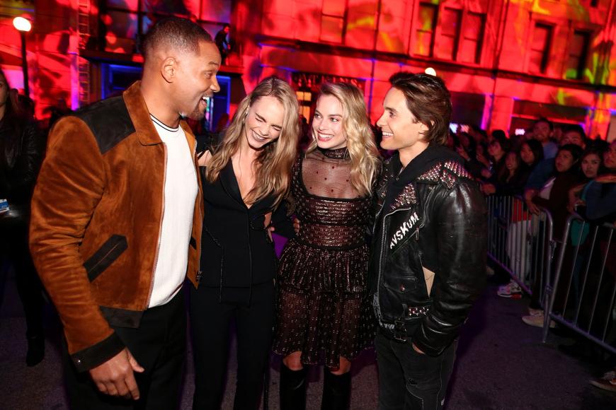 Lustige Kombi: Will Smith und seine Laudatio-Kollegen Cara Delevingne, Margot Robbie und Jared Leto scheinen sich blendend zu verstehen.