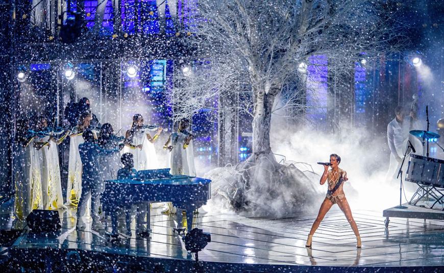Spärlich bekleidet, aber mit toller Bühnenshow heizte Sängerin Halsey dem Publikum ein.