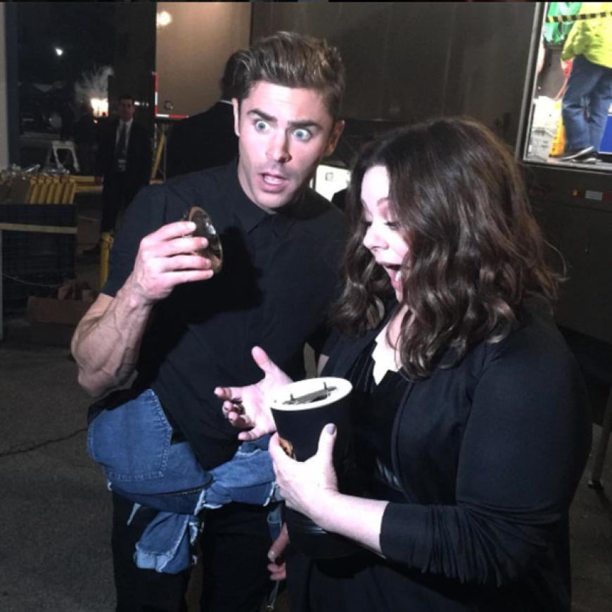 Ups, so ganz stabil scheint der MTV Movie Award dann doch nicht zu sein. Zac Efron zerstört kurzerhand den goldenen Popcorn-Becher seiner Kollegin Melissa McCarthy.