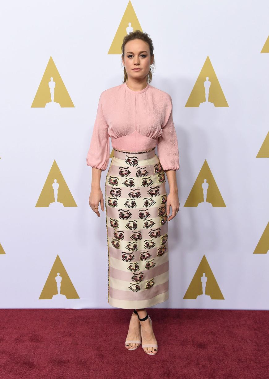 Oscar-Preisträgerin Brie Larson wählt Two-Tone-Stilettos zum edlen Rock und rosafarbener Bluse bei einer Oscar-Pre-Party.