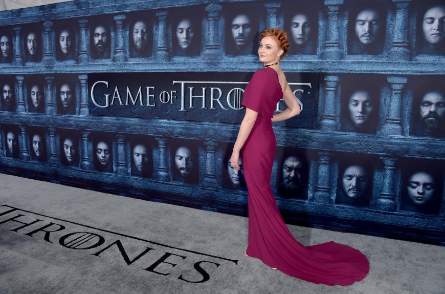 Sophie Turner bezauberte in einem beerenfarbenen One-Shoulder-Dress.
