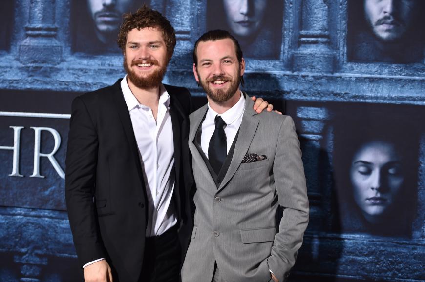Finn Jones und Gethin Anthony kamen mit guter Laune zur mit Spannung erwarteten Premiere der ersten Folge