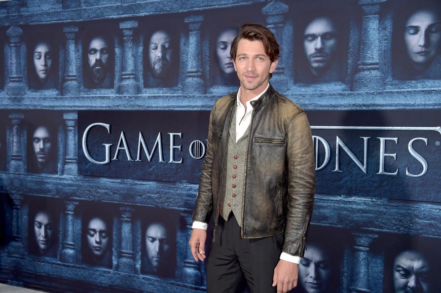 Der niederländische Schauspieler Michiel Huisman lässt nicht nur auf dem Bildschirm die Herzen der Zuschauerinnen höher schlagen - auch auf dem silbernen Teppich machte er eine gute Figur.