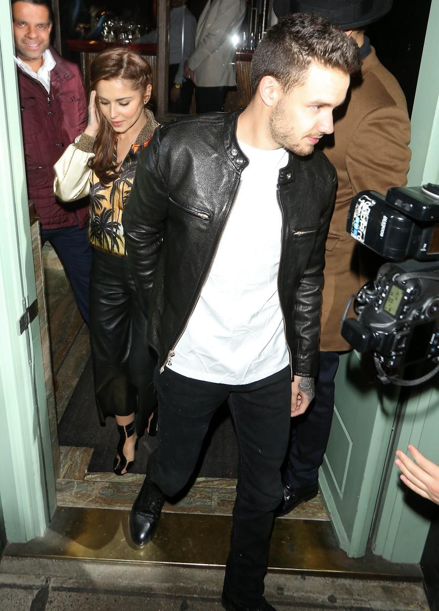 Cheryl Fernandez-Versini und Liam Payne werden beim Verlassen eines Fischrestaurant in London von Paparazzi umzingelt.