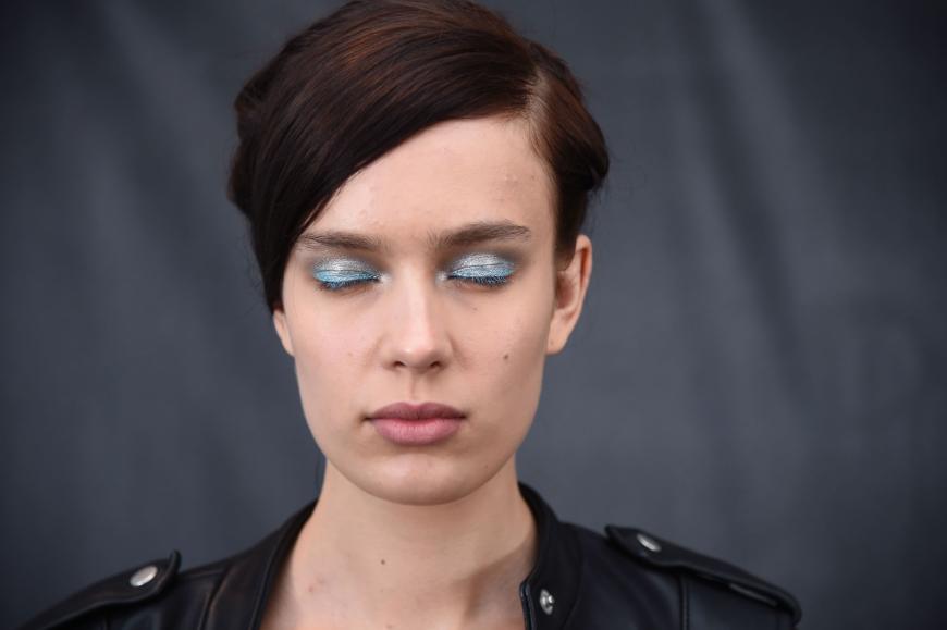 Türkismetallic Backstage bei Karen Walker