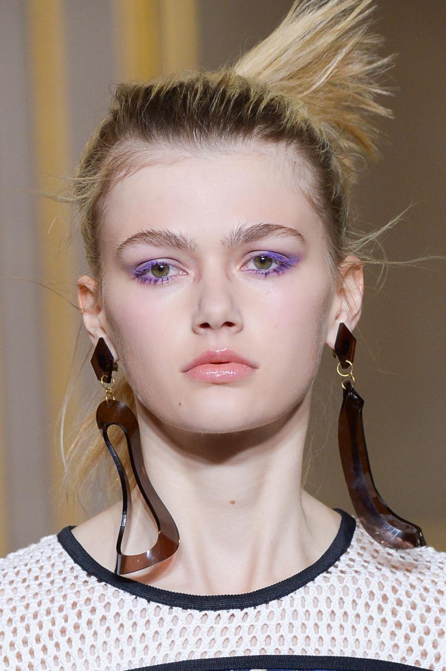 Lilafarbender Shadow und passende Mascara bei Véronique Leroy