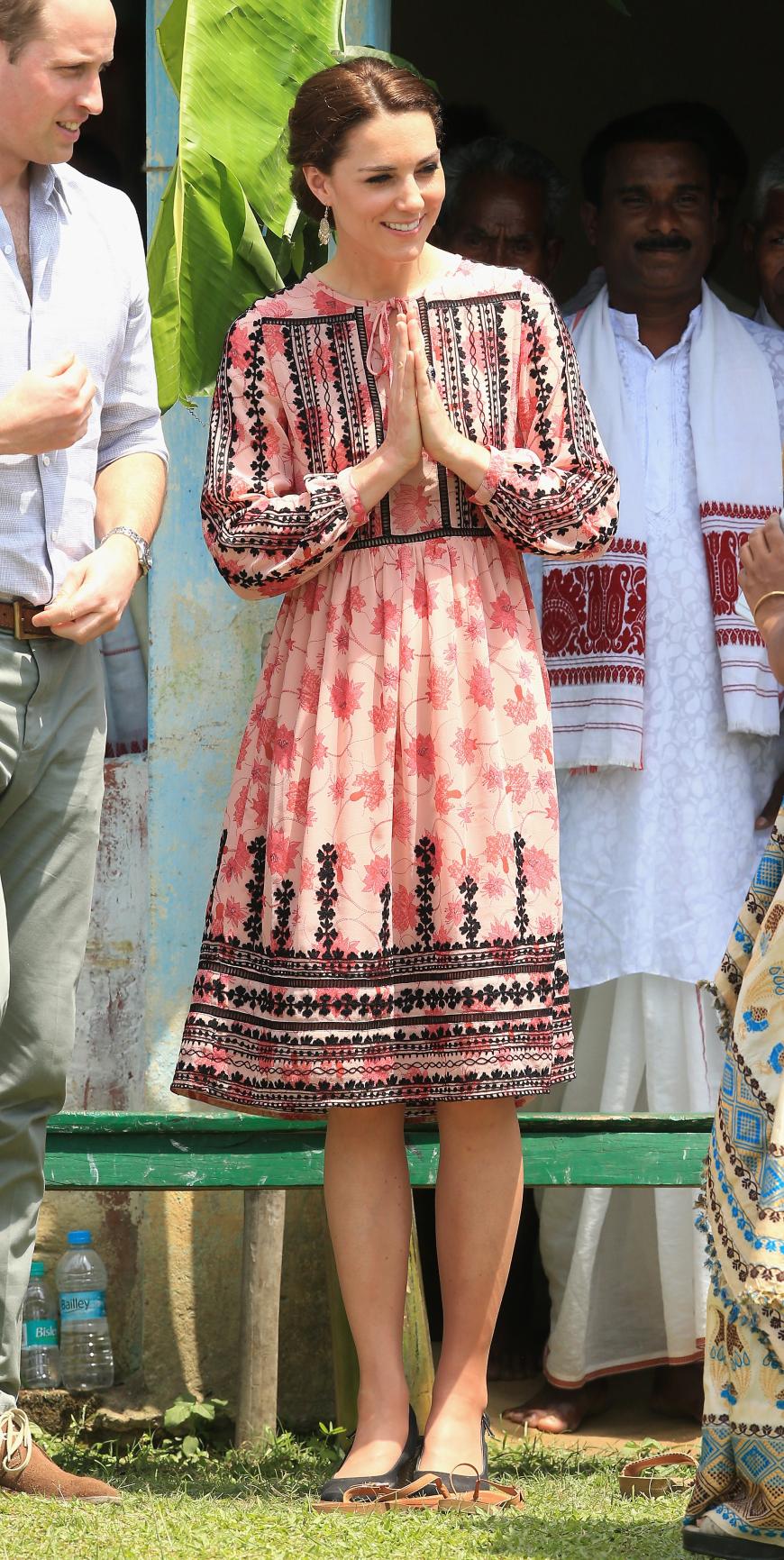 Die Indien-Reise von William und Kate geht weiter - und jeden Tag bezaubert die Herzogin mehr mit ihren raffinierten Kleidern. Für ihren Besuch des Kaziranga National Park hüllte sich Kate in ein wunderschönes Günstig-Dress für umgerechnet 120 Euro von Topshop.