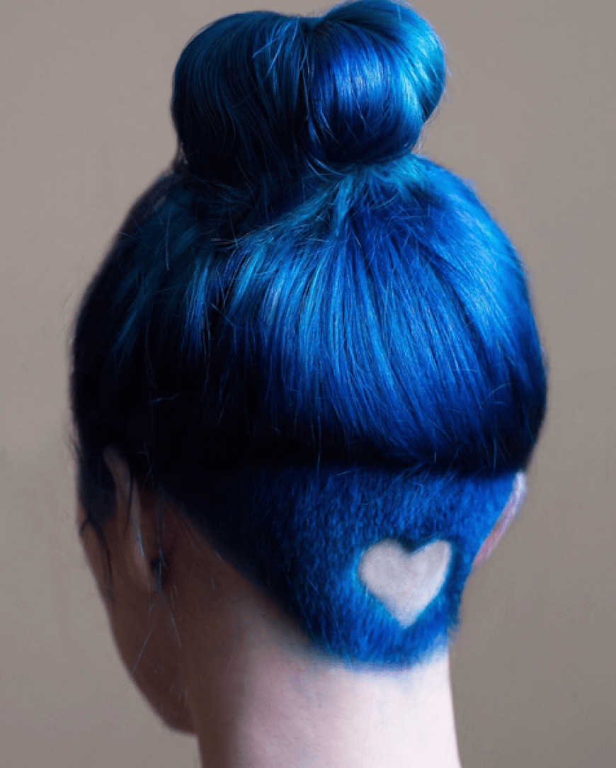So gar nicht süß, eher cool: einrasiertes Herz auf blauem Haar.