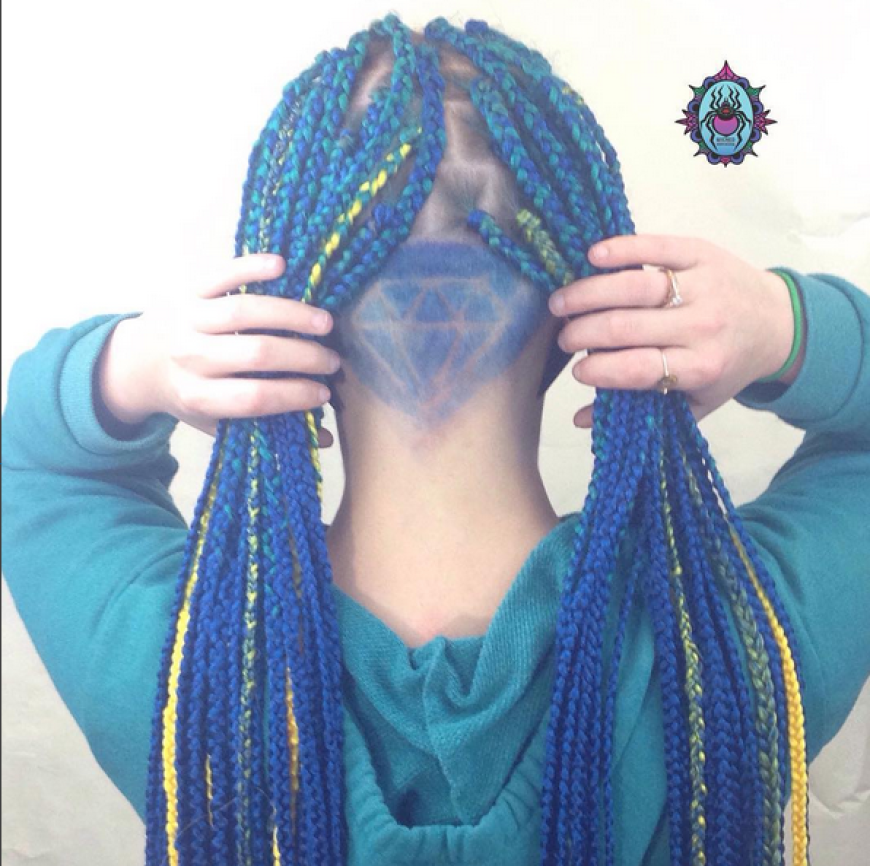Ein knallblauer Diamant unter blauen Rastas versteckt.