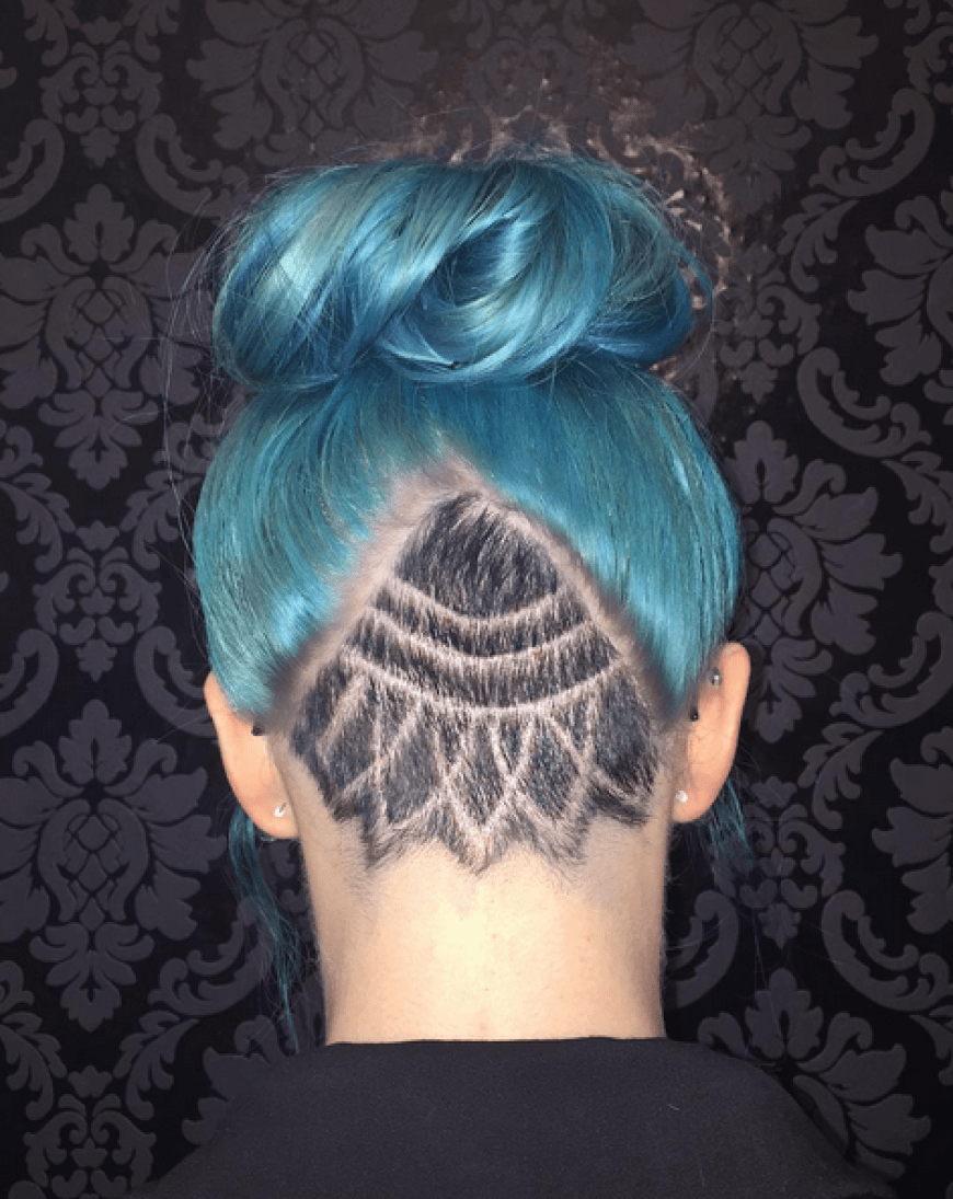 Schwarzes Mandala-Muster versteckt unter knallblauem Haar.