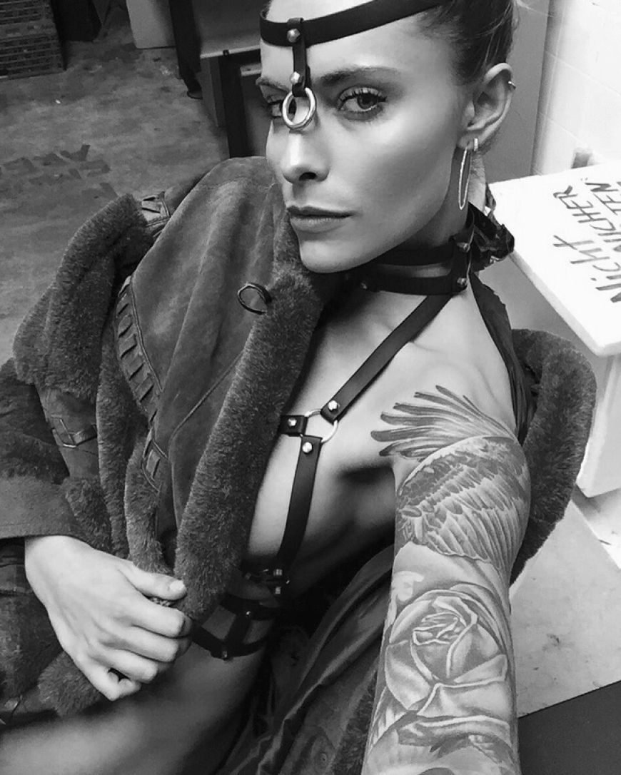 Sophia Thomalla mit Fetisch-Accessoires bei einem Fotoshooting.