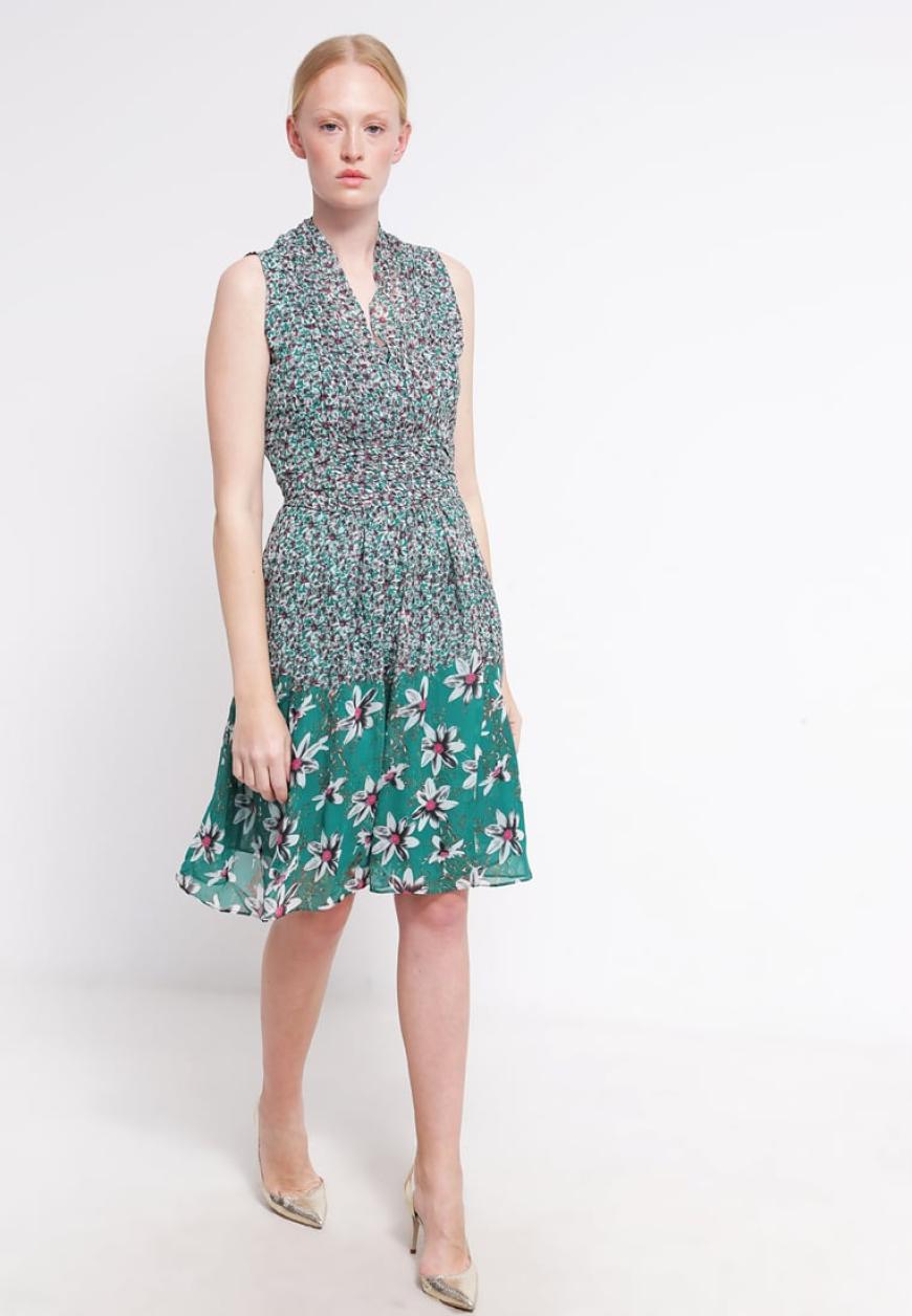 In diesem süßen Kleid mit verschiedenen Blumenmustern macht ihr auf jeder Hochzeit als Gast eine perfekte Figur, von KALA via Zalando, ca. 100 Euro.