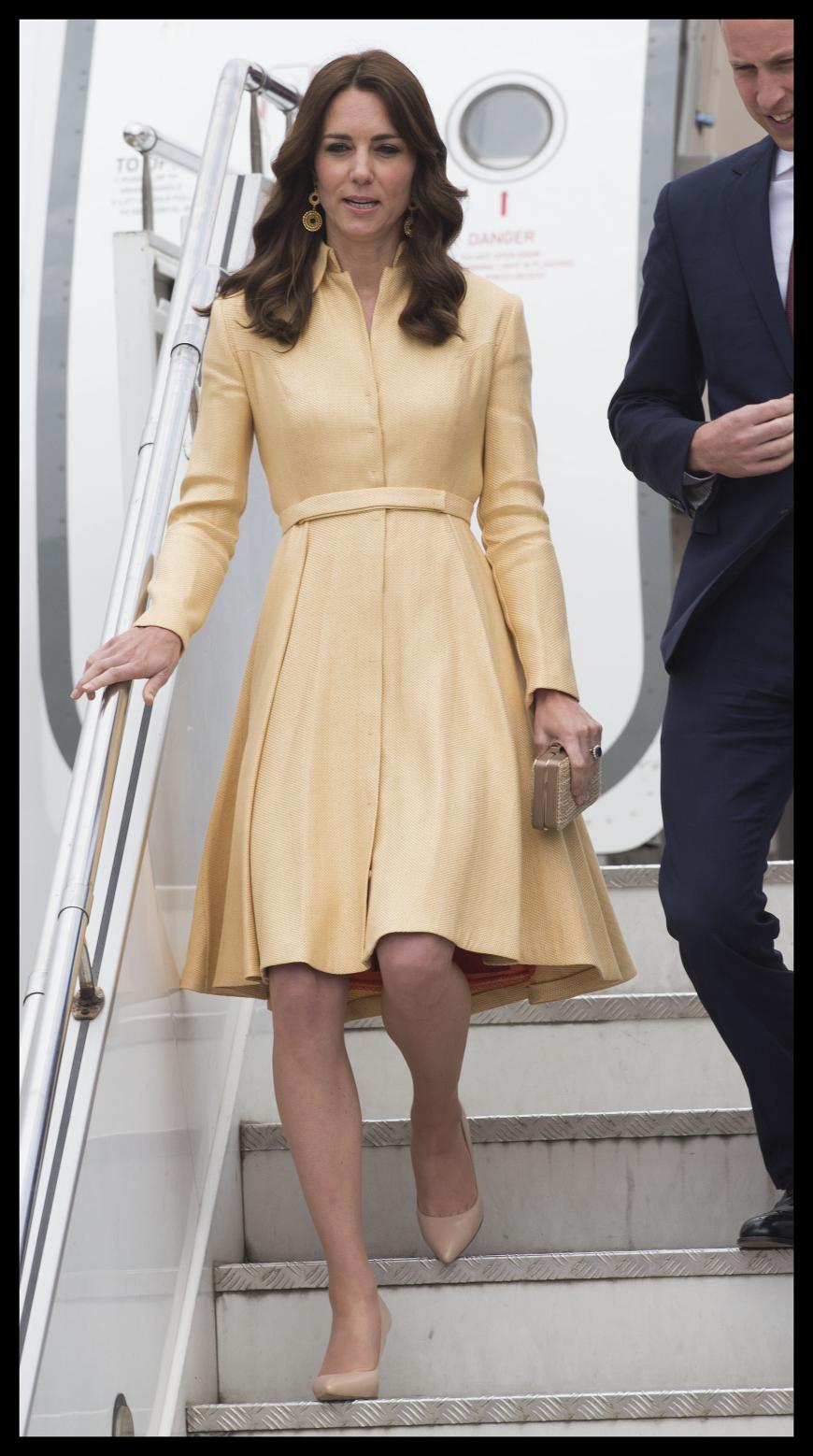Royale Eleganz: hochgeschlossen und in Eierschalenfarben kommt Kate Middleton mit ihrem Mann Prinz William in Bhutan an. Den mehrstündigen Flug sieht man der Mama von Charlotte und George natürlich nicht an...
