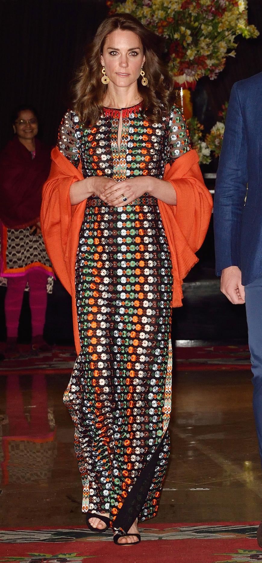… wurde Herzogin Kate am selben Abend in ebendiesem Dress beim Dinner mit dem König und der Königin von Bhutan während ihres Indien-Aufenthalts gesichtet. Was für ein Zufall!