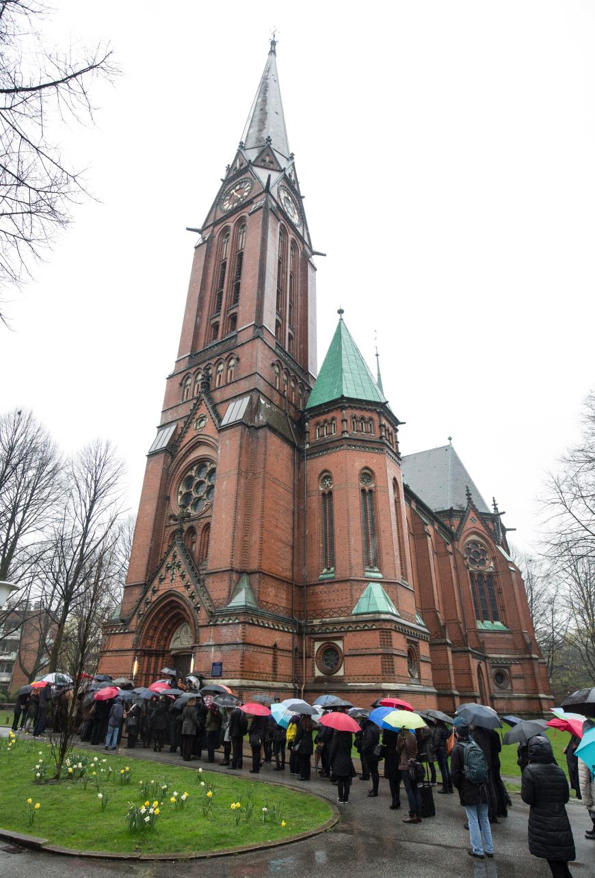 Die Trauerfeier fand in der St. Gertrud-Kirche in Hamburg statt.